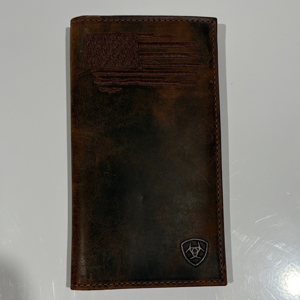 Ariat bifold wallet with Embossed Flag. Brand New